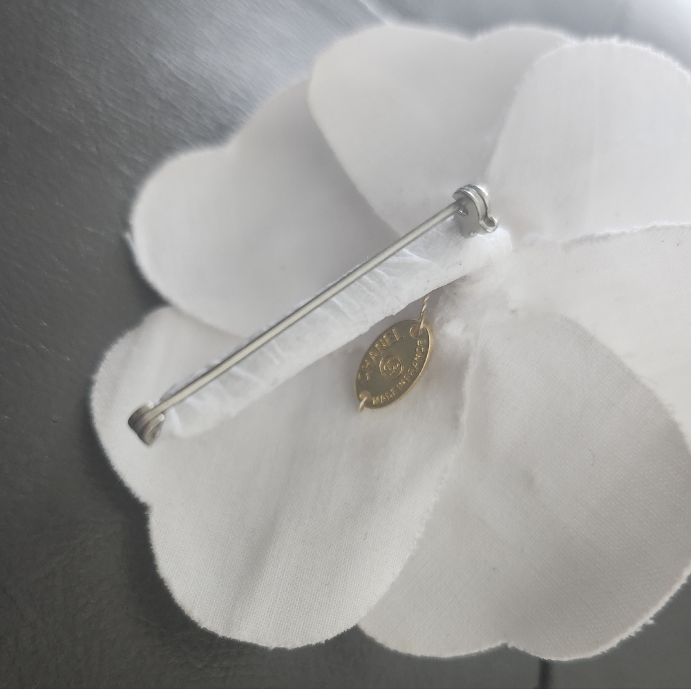 Vintage Chanel White Cotton Linen Camellia Brooch - Picture 5 of 6